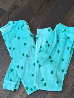 EUC Cat & Jack Cozy PJ Set With Green Tree Print - 6